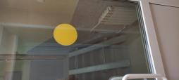 196657, Санкт-Петербург, г.Колпино, Заводской проспект, дом 46, литера А
Предупредительные знаки в виде двусторонних жёлтых кругов наклеены на остеклённые двери